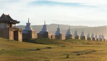 стена монастыря Эрдене Цу с белыми ступами на холме